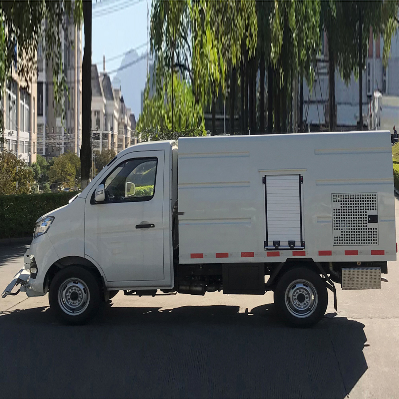 China Factory High-Pressure Water Cleaning Truck, Equipped with Advanced Spraying Technology Sanitation Truck Special Truck