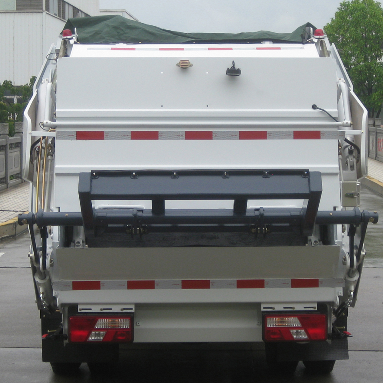 China Factory Innovative Compression Garbage Truck Garbage Collection And Transport Sanitation Truck