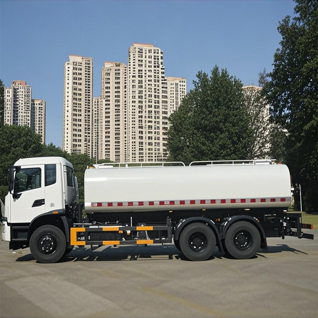 China Factory Multifunctional Sprinkler Truck for Urban Road Cleaning And Factory Watering