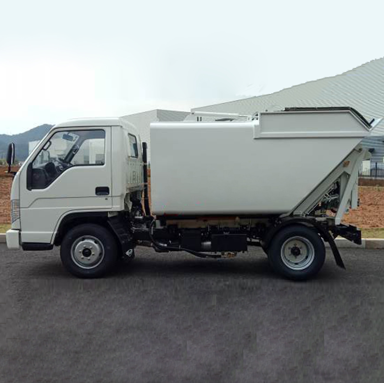 China Factory Unloading Sanitation Trucks for Sustainable Urban Waste Transportation