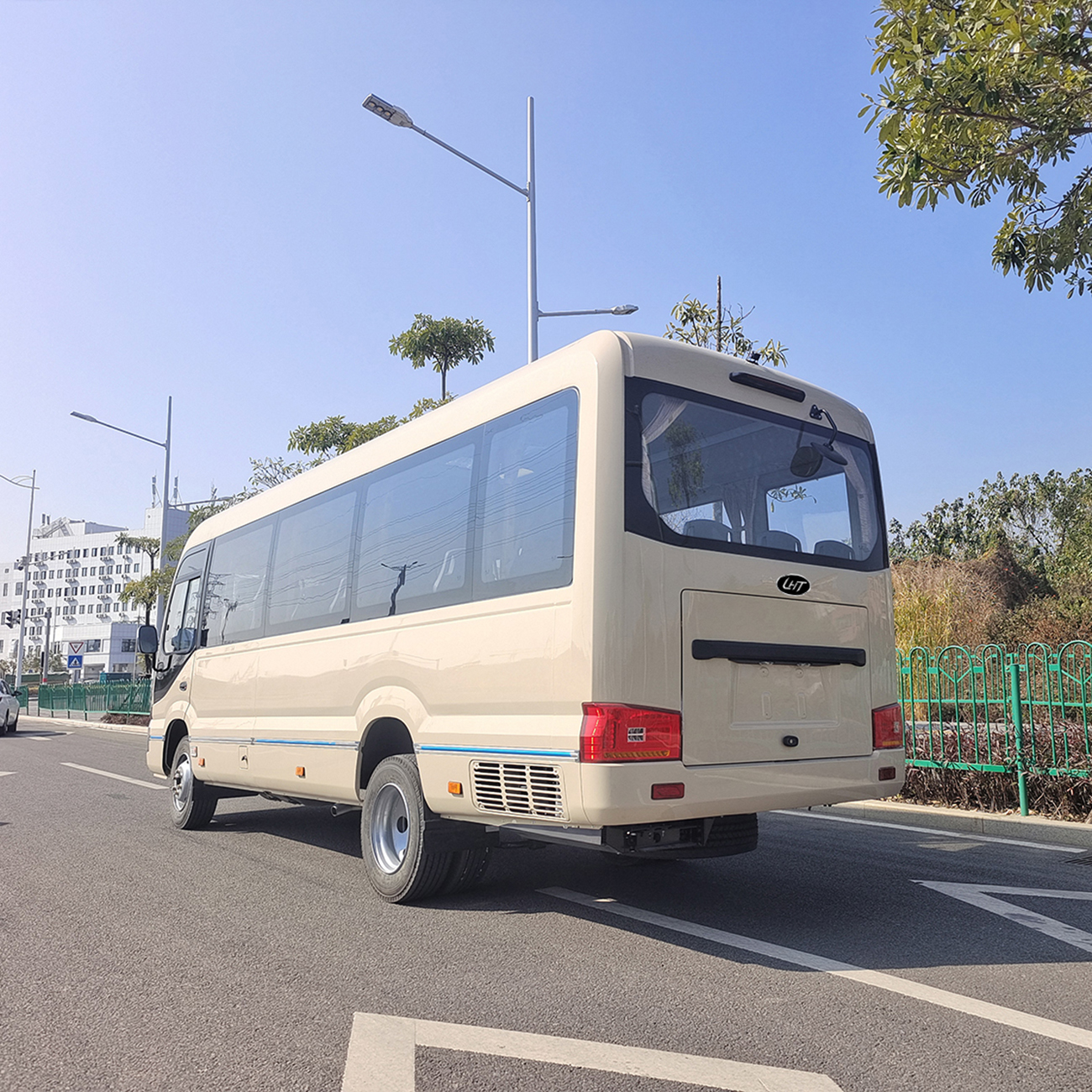 China Factory6- 7 Meters18- 30 Seats Coast Bus Passenger Bus Tourist Bus Coach Bus Coast Bus for Sale
