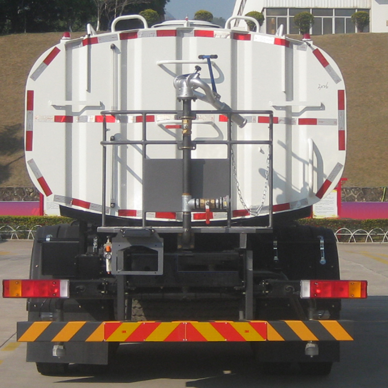 China Factory Multifunctional Sprinkler Truck for Urban Road Cleaning And Factory Watering