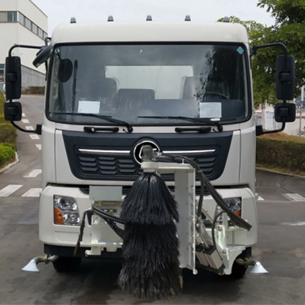 China Factory Multifunctional City Sprinkler Truck, Clean And Eco-Friendly Vehicle Equipped with Advanced Spraying System.