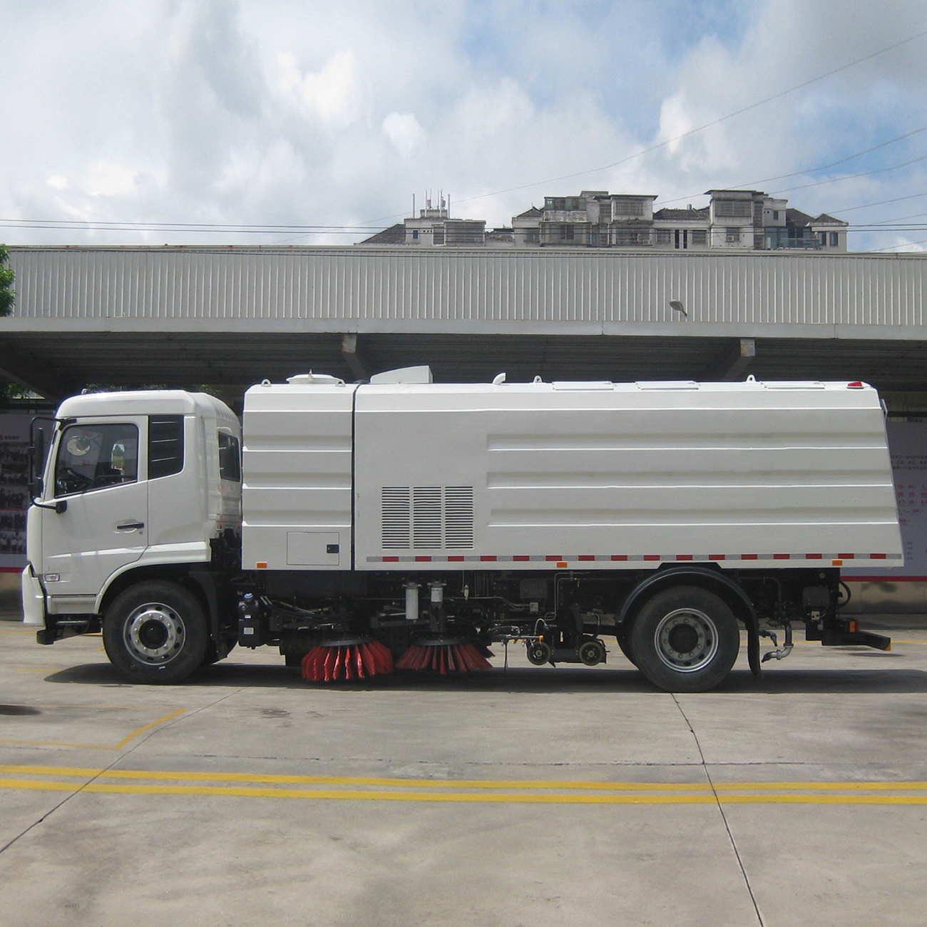 China Factory High-Grade Urban Road Sweeper and High-Pressure Cleaning Truck Combination of Sanitation Truck