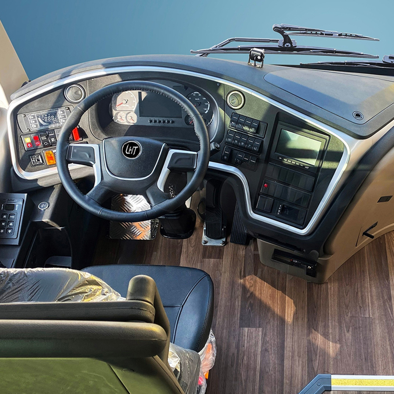 China Factory 12 Meter Bus, Long-Distance Bus New Luxury 50-55 Seats Passengers