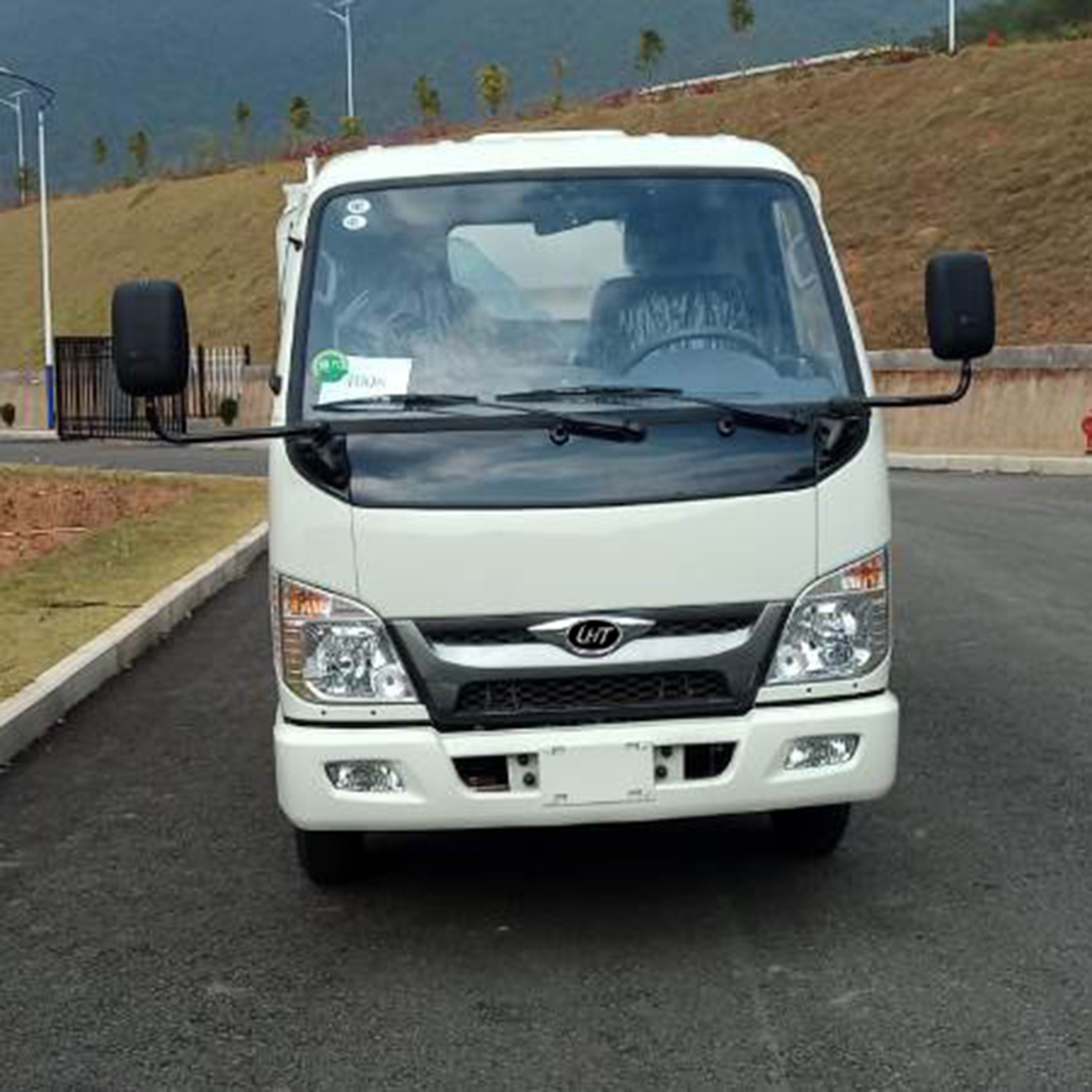 China Factory Unloading Sanitation Trucks for Sustainable Urban Waste Transportation