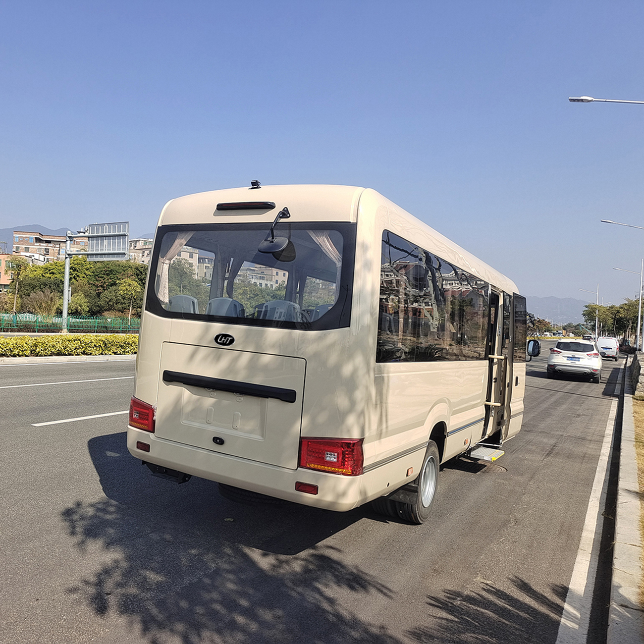 China Factory6- 7 Meters18- 30 Seats Coast Bus Passenger Bus Tourist Bus Coach Bus Coast Bus for Sale