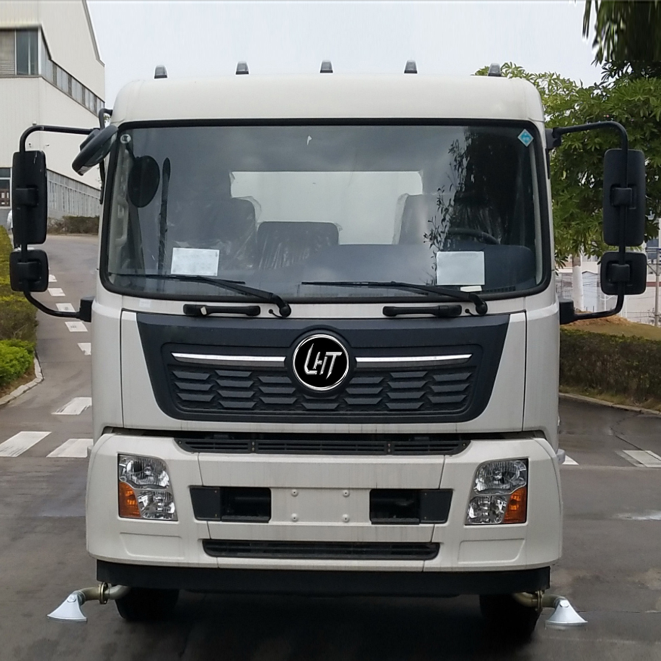 China Factory Multifunctional City Sprinkler Truck, Clean And Eco-Friendly Vehicle Equipped with Advanced Spraying System.